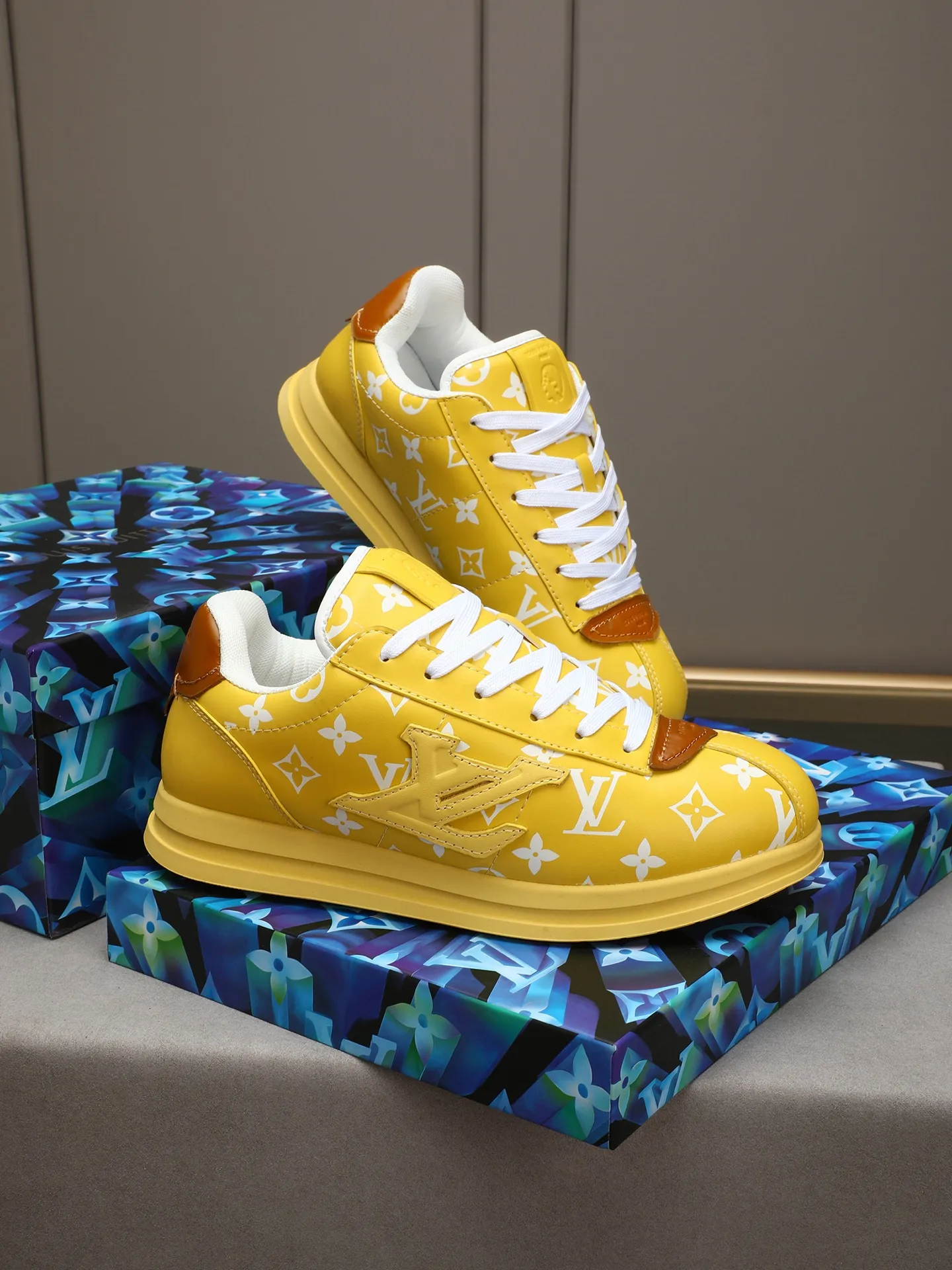 Men's Men's Shoes 💰500 LV Louis Vuitton L Jialu Brand Runner Tatic Series Thick-soled Casual Sports Shoes Running Shoes Original purchase, development, production This LV Runner Tatic sports shoe combines technical materials such as mesh fabric and ribbons to interpret the inspiration of traditional mountaineering shoes. LV letters are written on one side, the lariat buckle of the quick lacing system is embellished with Monogram flowers and Louis Vuitton logos, and the light and wear-resistant rubber outsole completes the whole. ▪️Fabric: Original imported cowhide + mesh ▪️Inner lining: Original customized breathable mesh ▪️Sole: Original open-molded anti-slip rubber combination material ▪️Size: Men's 40-44 (45 46 customized)